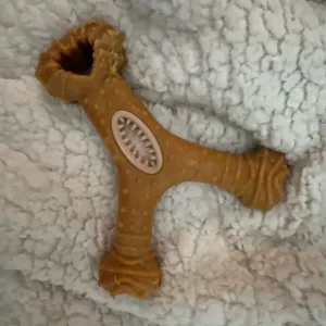 Ricevuto Giocattolo Indistruttibile in Legno da Masticare per Cani per la Pulizia dei Denti dal cliente C*****k.