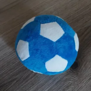 Recensione del Pallone da Calcio per Cani Giocattolo Morbido e Cigolante dal cliente D****e.