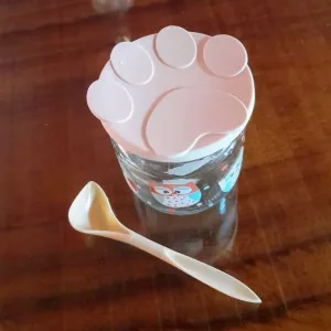 Ricevuto Set Coperchio e Cucchiaio in Silicone per Cibo per Cani dal cliente E*****u.