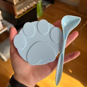 Ricevuto Set Coperchio e Cucchiaio in Silicone per Cibo per Cani dal cliente Z*****k.
