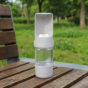 Bottiglia dispenser d'acqua portatile 2 in 1 per cani con contenitore per alimenti