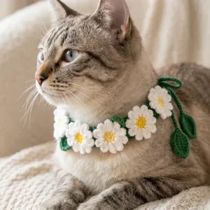 Collana floreale lavorata a maglia per gatti
