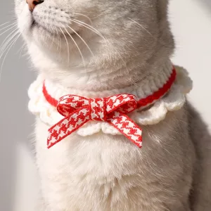 Grazioso collare lavorato a maglia per gatto con bavaglino a bottone regolabile